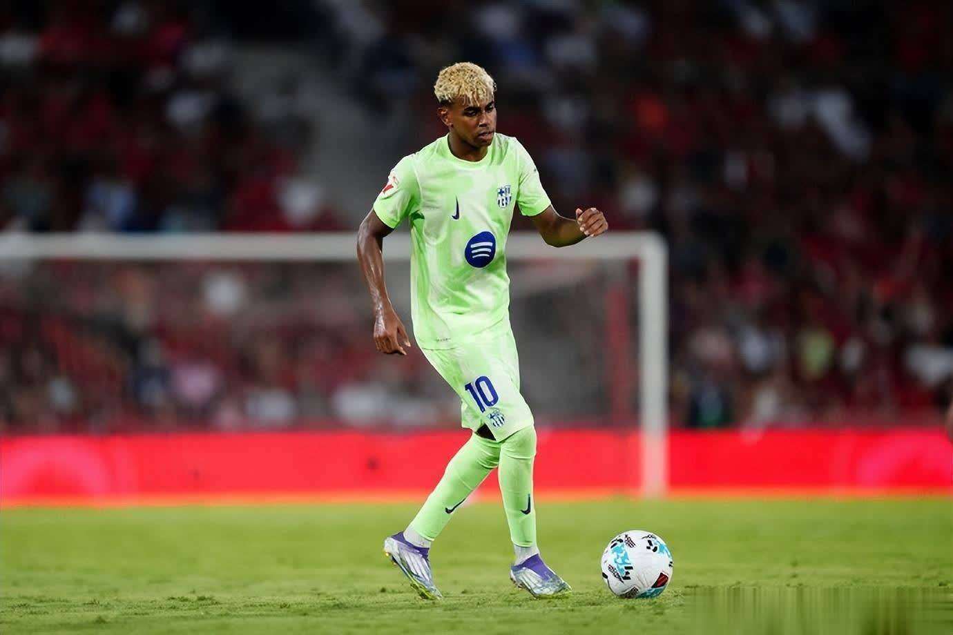 3：0！5分钟2张红牌，亚马尔传射助巴萨新赛季西甲开门红